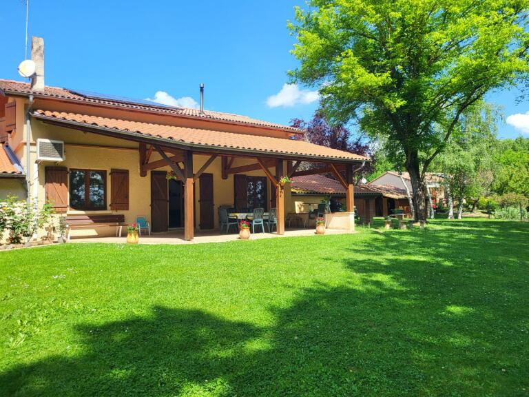 Maison T5 - 145 m2 avec jardin - garage et dépendance