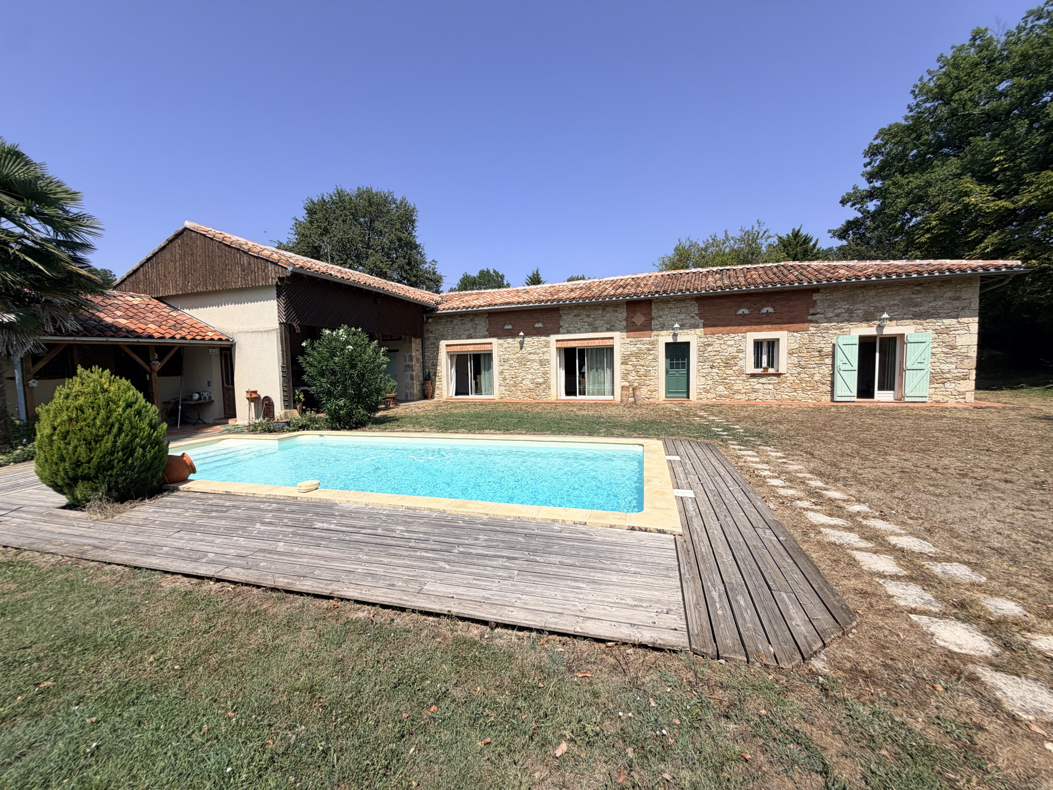 PROPIÉTÉ T7 - 220 M2 - 6 HECTARES - PISCINE - INSTALLATIONS ÉQUESTRE
