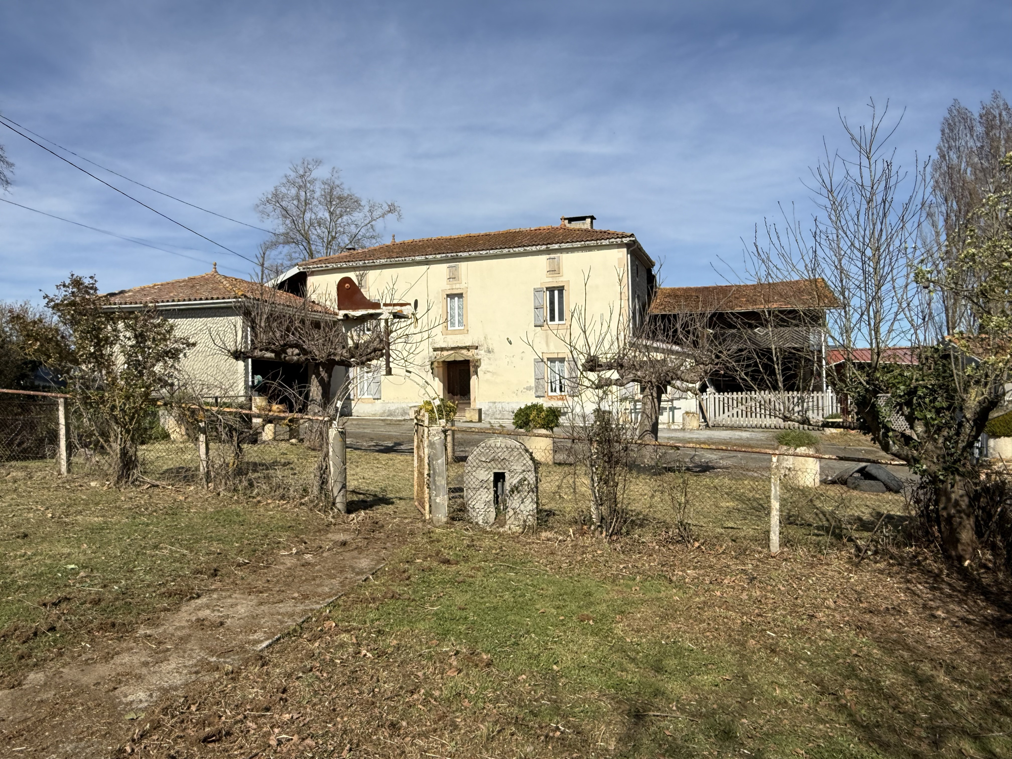 FERME A RENOVER - T5 - 190 M2 - DEPENDANCES - MARES - PUITS - VUE PYRÉNÉES